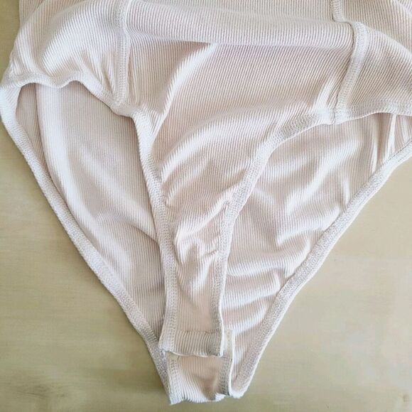 Princess Polly Ribbed Bodysuit Size 6 Exposed Seams Nude Snaps Round Neck Boho - Picture 5 of 10
